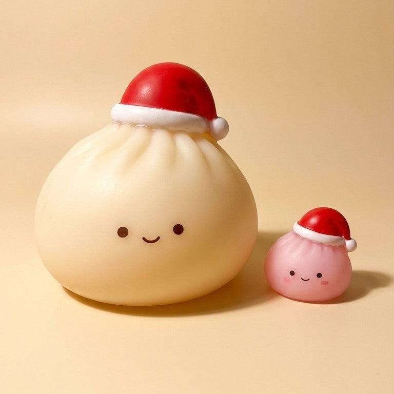 Duży squishy pierożek XXL w czapce Mikołaja obok małego pierożka